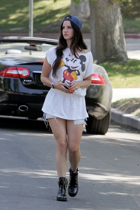 Lana-Del-Rey---Going-to-a-friends-house-in-LA--05-560x839