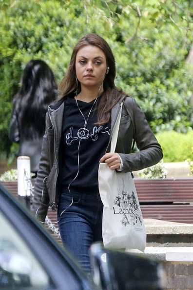 Mila+Kunis+enjoys+a+walk+alone+xV8bxNkUvy4l