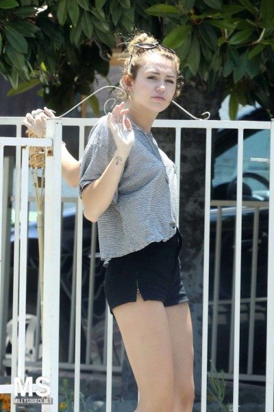 Miley-Cyrus-With-Her-Dog-02-560x840