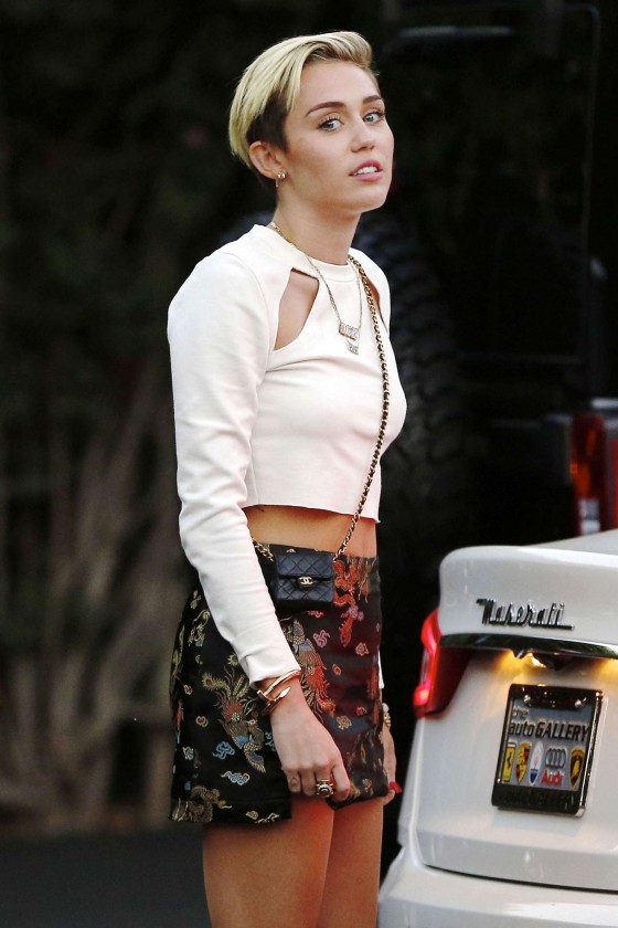 Miley-Cyrus-in-a-Asian-printed-mini-skirt--03-560x840