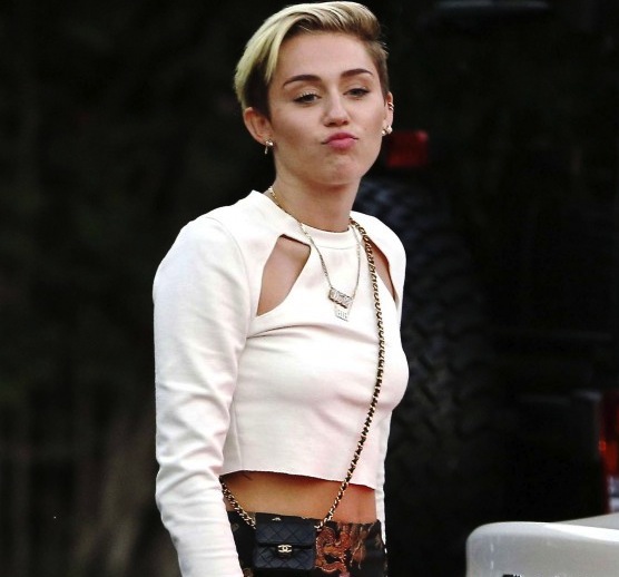 Miley-Cyrus-in-a-Asian-printed-mini-skirt--06-560x840