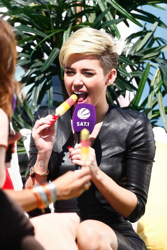 Miley-Cyrus-on-the-German-SAT-1-TV-show--05-560x839