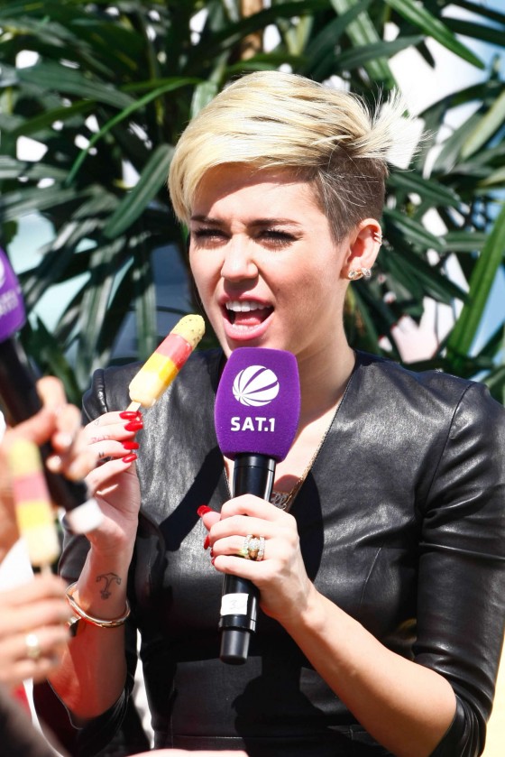 Miley-Cyrus-on-the-German-SAT-1-TV-show--06-560x839
