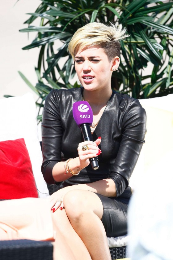 Miley-Cyrus-on-the-German-SAT-1-TV-show--24-560x839