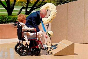 Nancy Reagan visits ronald grave 3