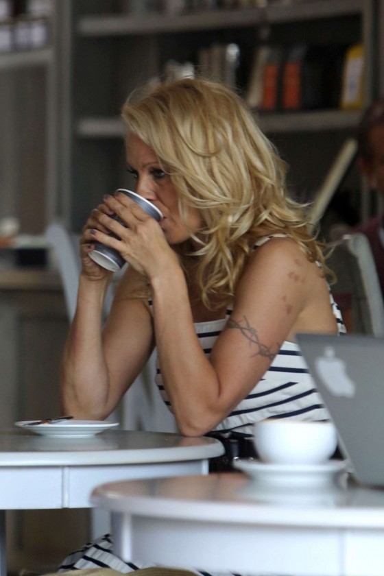 Pamela-Anderson-at-Cafe-Luxxe--04-560x840