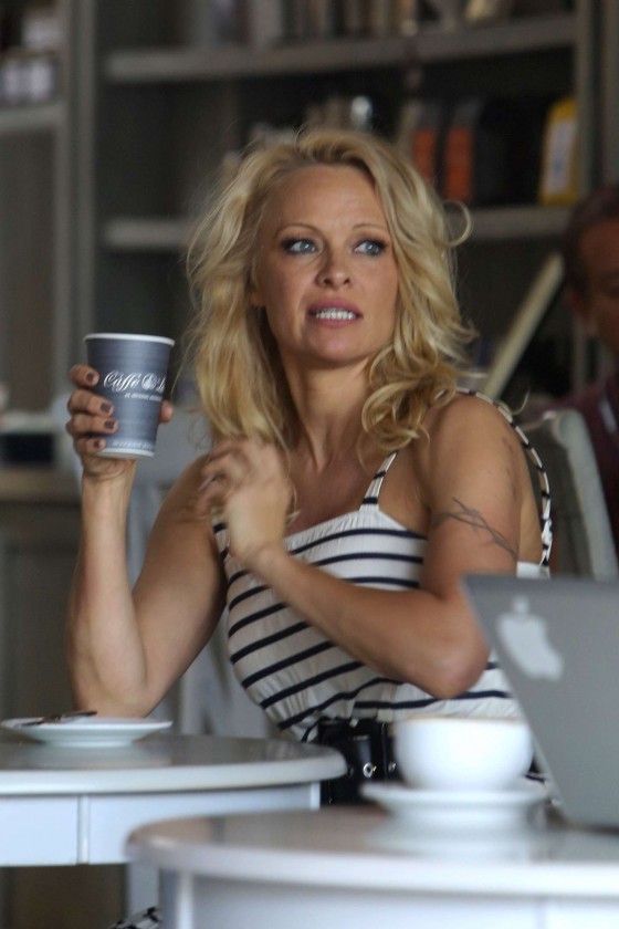 Pamela-Anderson-at-Cafe-Luxxe--20-560x840
