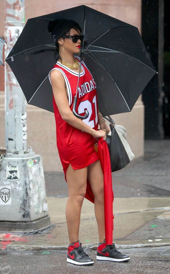Rihanna-With-Umbrella-Out-in-NYC--08-560x901