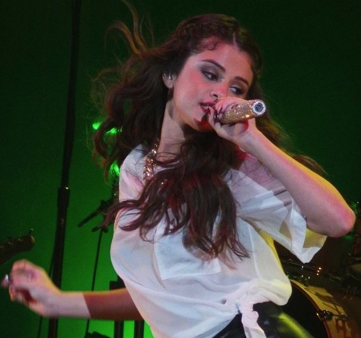 Selena-Gomez---Performing-in-London-2013--61-560x783