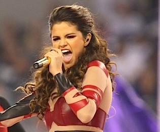Selena-Gomez--Thanksgiving-Performing--01-560x424