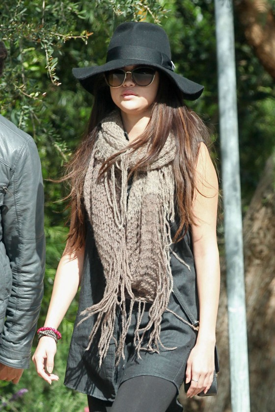 Selena-Gomez-Wear-Hat-and-Sunglasses--03-560x840