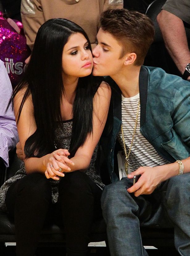 Selena Gomez and Justin Bieber at a basketball game between the San Antonio Spurs and the Los Angeles Lakers-798279