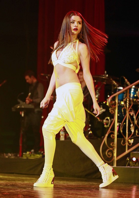 Selena-Gomez-at-Stars-Dance-tour-in-Vancouver--05-560x795