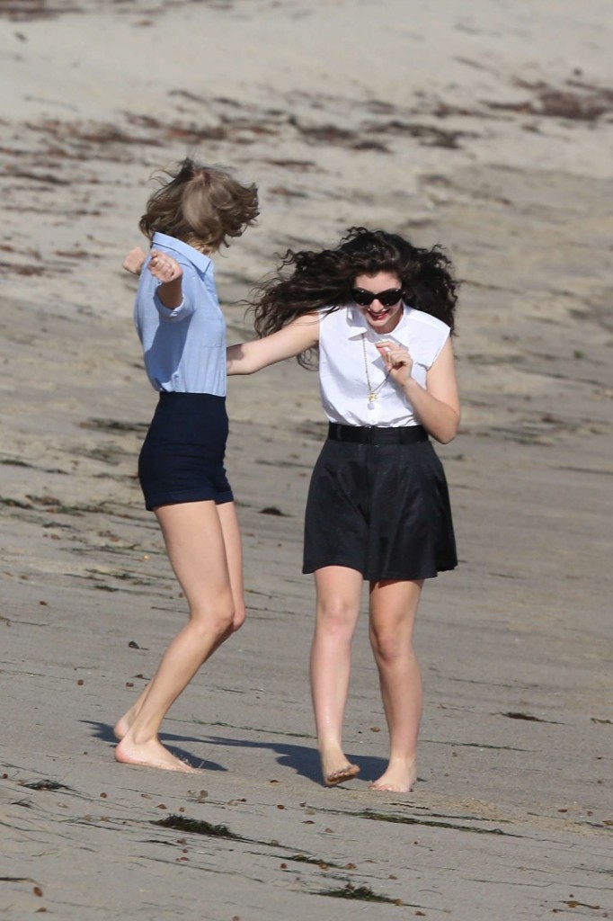 Taylor-Swift-and-Lorde-at-beach-in-Malibu--10-720x1080