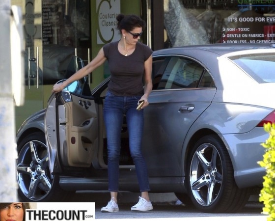 Teri-Hatcher---stops-to-pick-up-her-dry-cleaning-in-Beverly-Hills--18-560x450