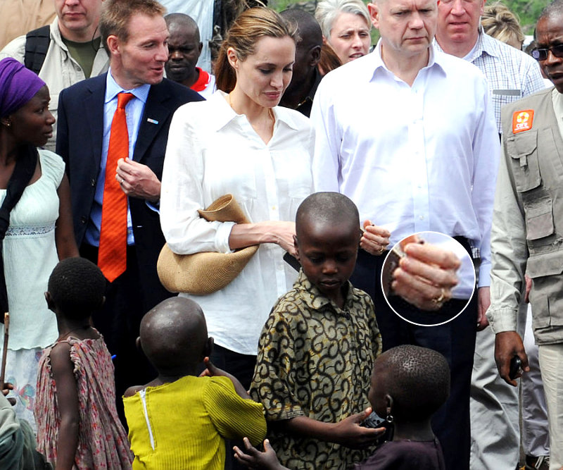 angelina-jolie-appears-ditching-engagement-ring-for-simple-gold-band