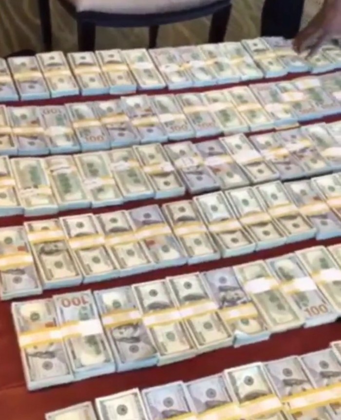 floyd mayweather stacks of money bed 3 - TheCount.com
