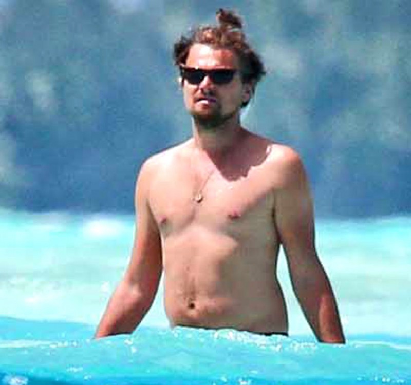 EXCLUSIVE: Leonardo DiCaprio and Toni Garnn kissing on a beach on Bora ...