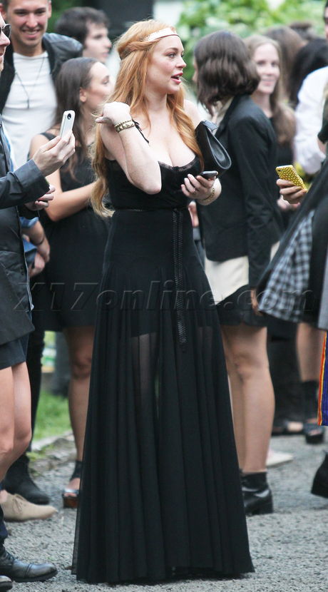 A fuller figured Lindsay Lohan goes to sisters fashion show - Part 2