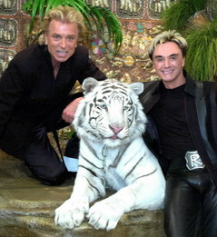 medium_siegfried_and_roy_perform_at_Cleveland_Clinic_benefit