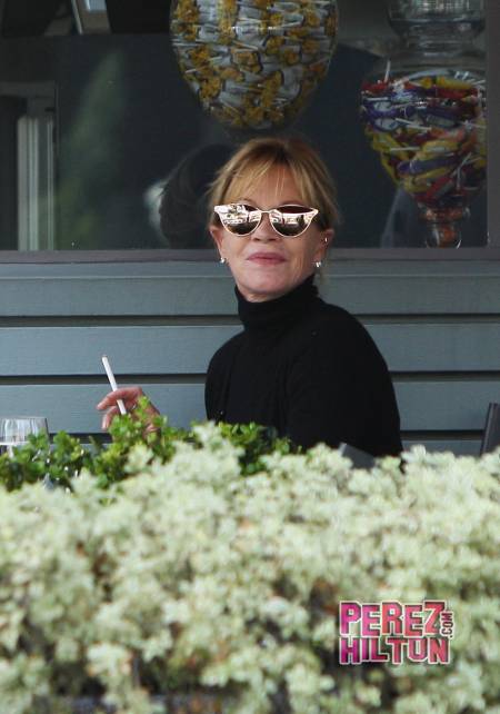 melanie-griffith-smoking-wenn-13__oPt