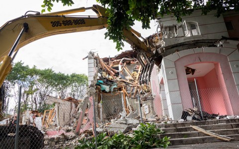 Demolition Crew Finds SAFE In Pablo Escobar Mansion - TheCount.com