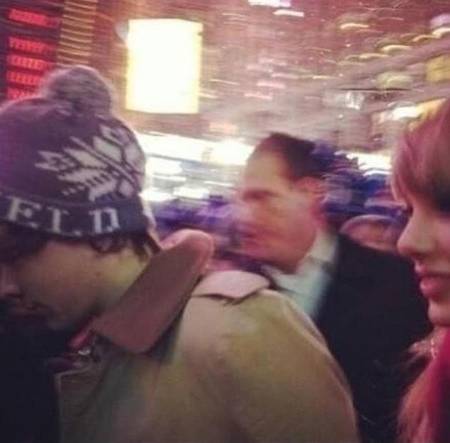 taylor-swift-harry-styles-new-years-kiss2-web__oPt